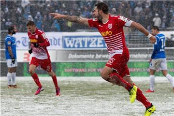Die Regensburger Marcel Lais (l) und Torschütze Marco Grüttner feiern das 1:0 gegen Darmstadt 98. Foto: Thorsten Wagner