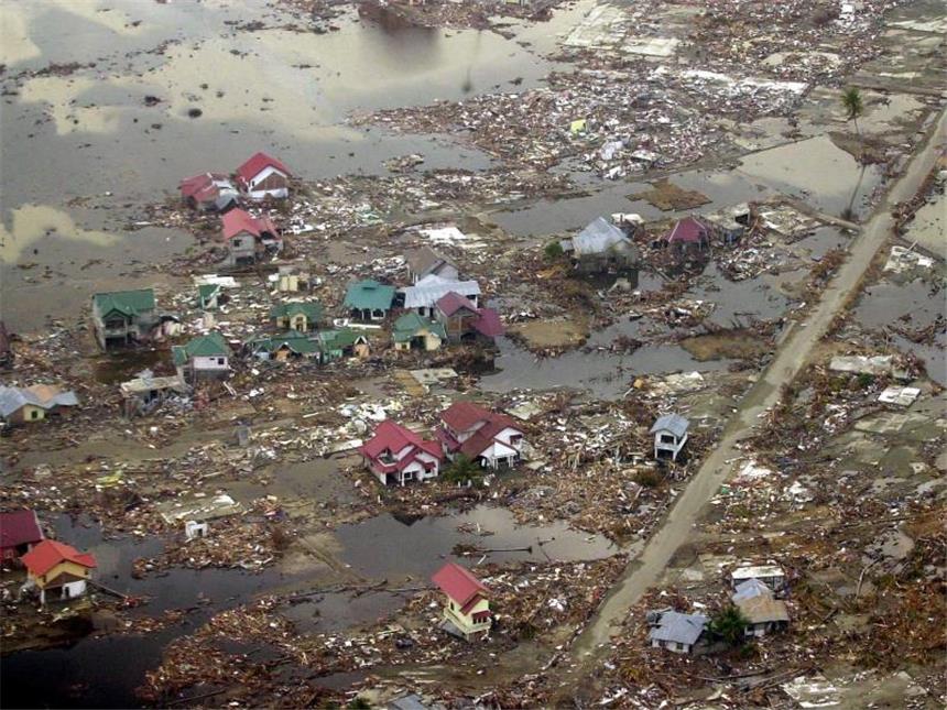 Plan-Chefin: «Wiederaufbau nach Tsunami hat gut funktioniert» Die Region Aceh wurde durch den Tsunami besonders hart getroffen. Eine Luftaufnahme vom 1. Januar 2005. Foto: State Palace