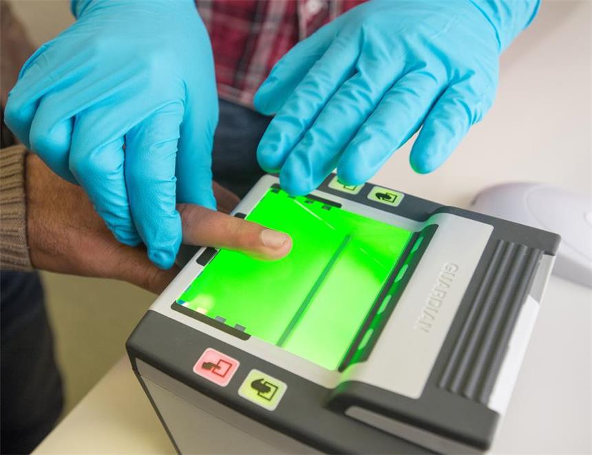 Bürokratie erschwert Registrierung von Asylbewerbern Die Registrierung der Asylsuchenden und die Datenübertragung birgt zu viel Bürokratie. Weil die Computer der Behörden nicht kompatibel sind, ist es schwierig Asylbewerber mit mehrere Identitäten aufzuspüren.