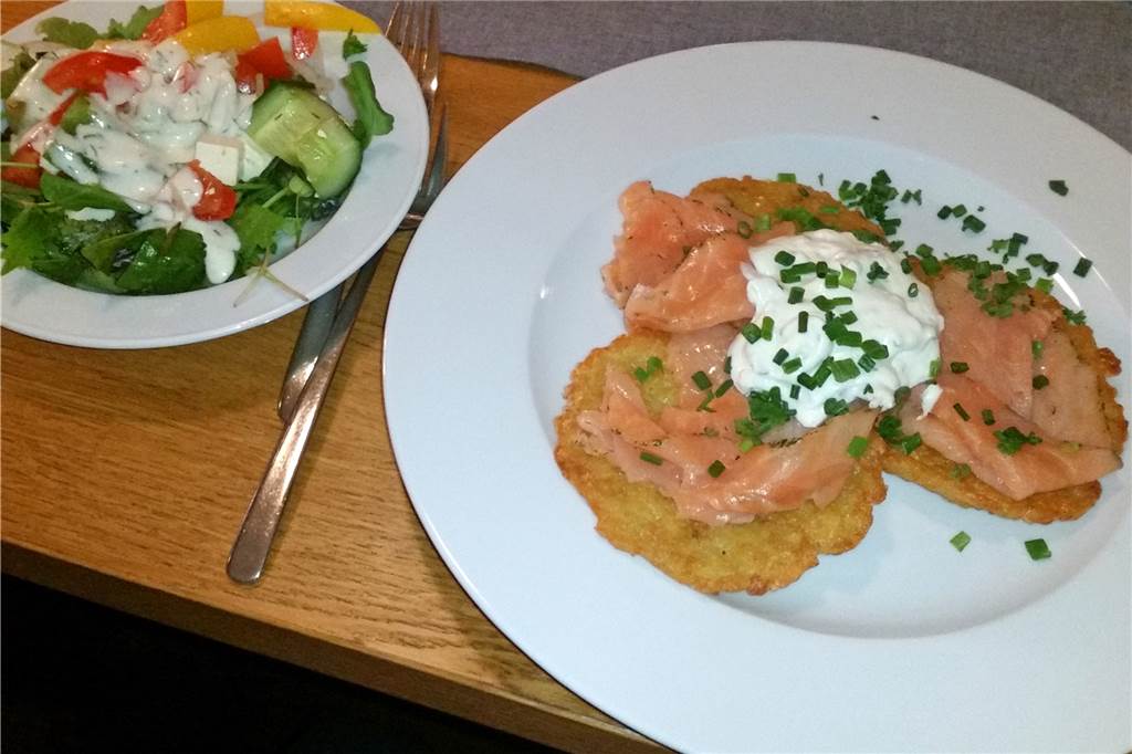 Das Landhaus Elkemann: Frische Ideen für eine Traditionsgaststätte Die Reibekuchen mit schottischem Wildlachs und einem gemischten Salat