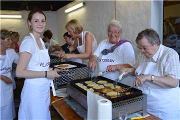 Die Reibeplätzchen der Plätzerinnen sind ein Muss auf dem Plätzerfest: Die beliebte Veranstaltung im Garten des Kapuzinerklosters in Werne fällt in diesem Jahr zum ersten Mal aus. Damit gehen auch wichtige Einnahmen für das Kloster verloren.