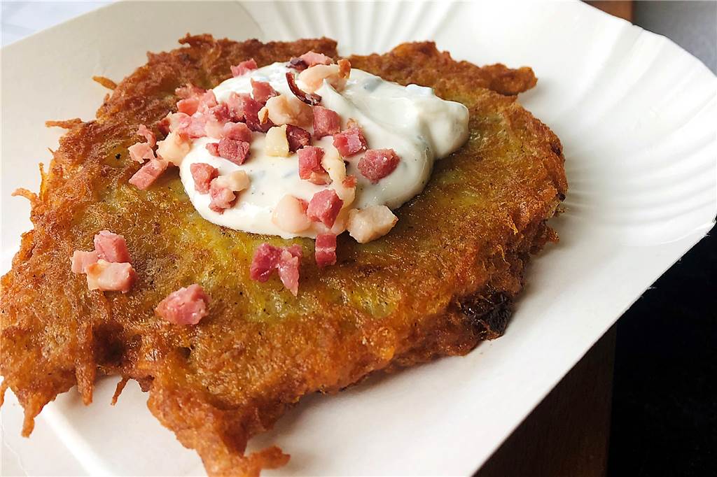 Die Reibeplätzchen gibt es wahlweise auch in der herzhaften Variante mit Speckwürfel und Quarkcreme.