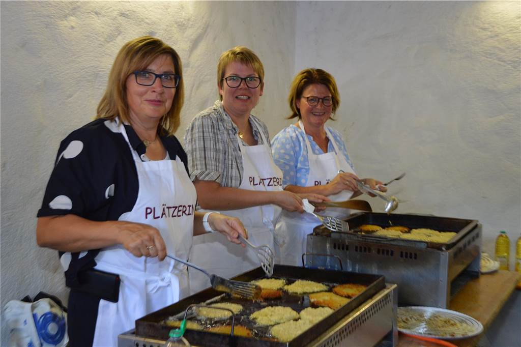 Sieben Zentner Kartoffeln für das Plätzerfest Die Reibeplätzchen sind ein zentraler Bestandteil des Plätzerfests.
