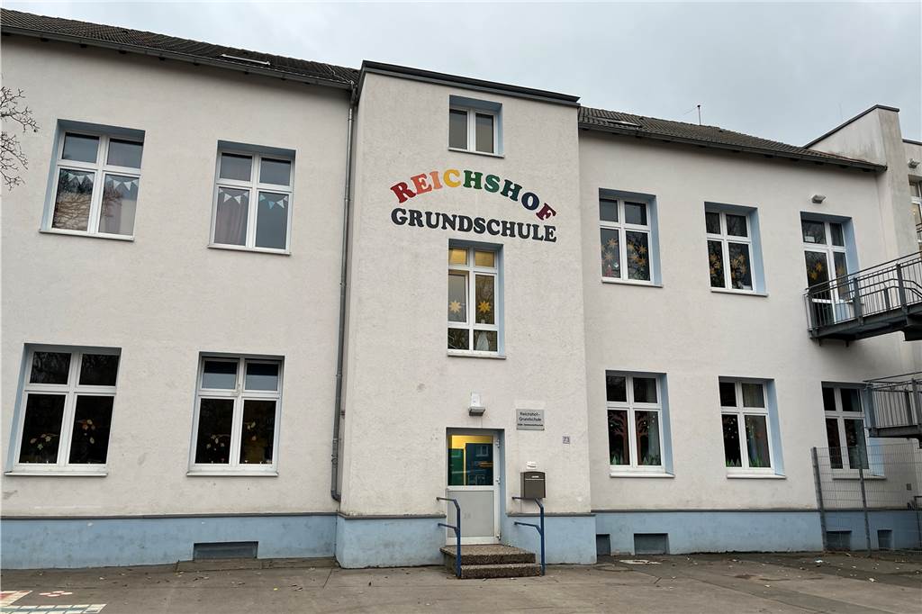 Schulleiterin Sonja Vogt (38) muss derzeit Doppelbelastung stemmen Die Reichshof-Grundschule in Brackel ist dreizügig und hat 297 Schüler