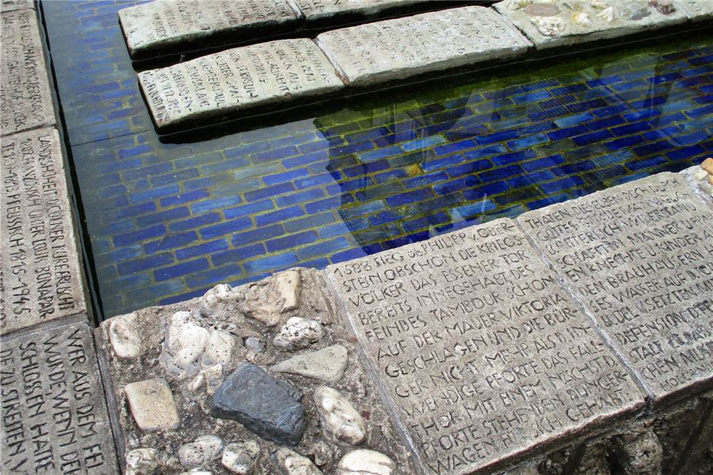 Was passiert mit dem Brunnen auf dem Marktplatz in Dorsten? Emotionale Debatte erwartet Die Relief-Arbeiten erzählen die Stadtgeschichte Dorstens.