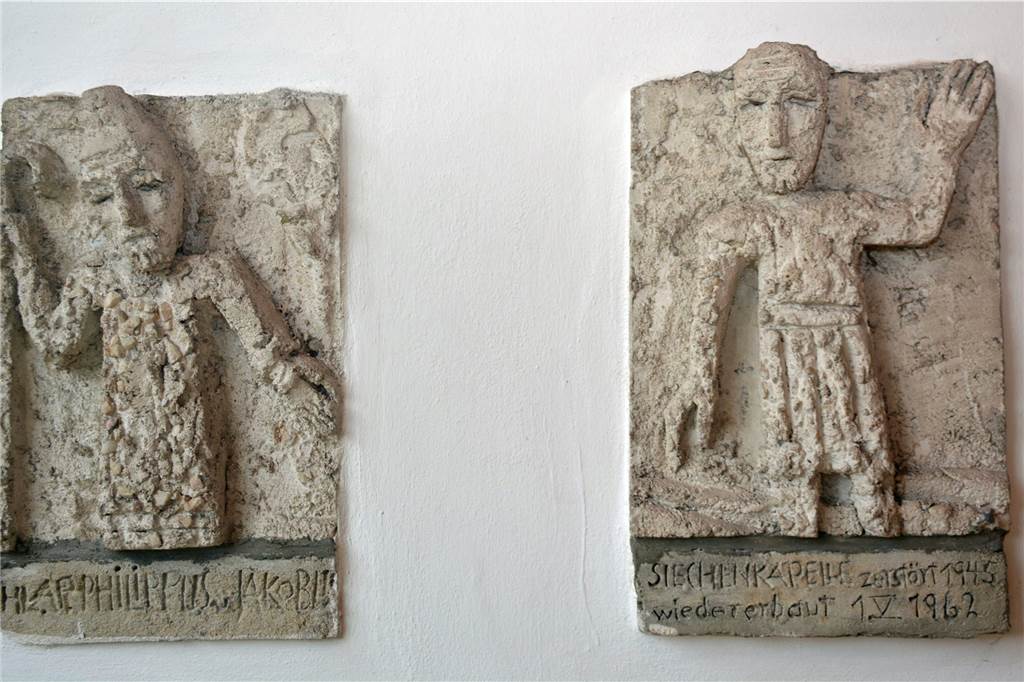 Ein Besuch im verstecktesten Schmuckstück von Dorsten Die Reliefs der Apostel Philippus und Jakobus hat die Dorstener Künstlerin Tisa von der Schulenburg geschaffen.