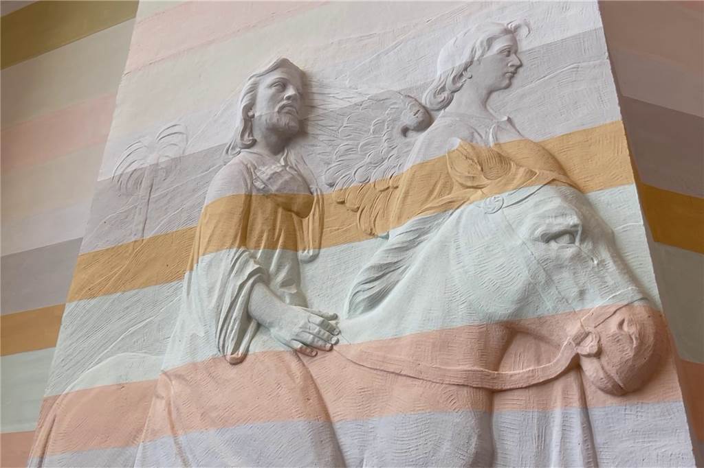 Christuskirche in Horstmar öffnet: „Es ist eine neue Kirche geworden“ Die Reliefs kommen durch den neuen Anstrich nun besonders zur Geltung. „Es sind im Grunde neue Kunstwerke entstanden“, findet Pfarrerin Andrea Ohm.