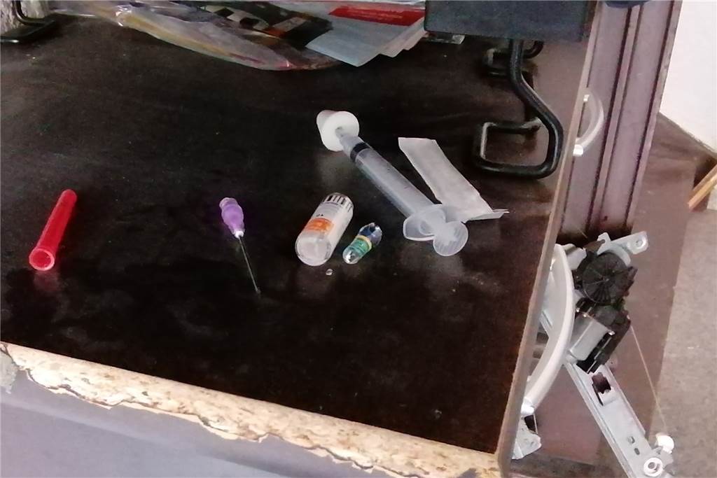 Tötungsdelikt in Dortmund: Panische Schreie reißen Nachbarn aus dem Schlaf Die Relikte des Notarzteinsatzes lagen am Samstagmittag noch auf einer Kommode im Hausflur.