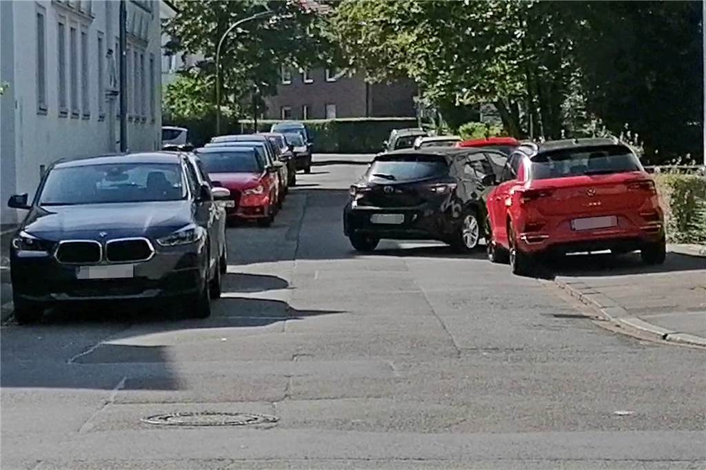 Rücksichtslose Eltern gefährden eigene Kinder an Dortmunder Grundschule Die Remigiusstraße am Mittag: Rechts auf dem Bürgersteig ist kaum Platz - in der Mitte im Bedarfsfall kaum ein Durchkommen für Rettungsfahrzeuge.