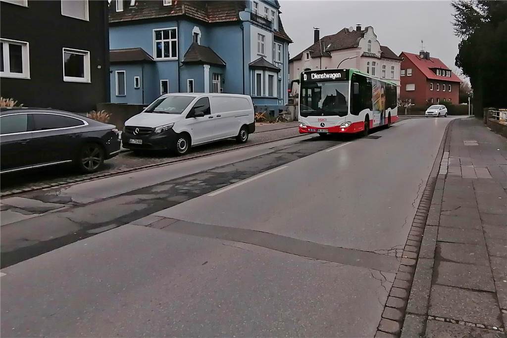 Mengeder Bezirksvertreter fordern mit List weiterhin Tempo-30-Zone Bus fährt über die Remigiusstraße, die Straßenschäden hat.