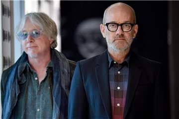 Die R.E.M.Musiker Mike Mills (l.) und Michael Stipe. Stipe zieht sich von Instagram zurück. Foto: Britta Pedersen