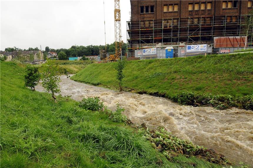 Hochwasserschäden an Emscher und Hörder Bach: Reparatur führt zu Behinderungen Die renaturierte Emscher und der Hörder Bach traten durch das Hochwasser an vielen Stellen über die Ufer.