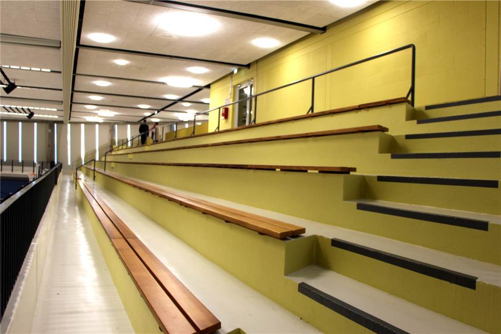Umbau der Hamalandhalle beendet: Mehrzweckhalle wird eingeweiht Die renovierten Tribünen der Hamalandhalle sind im Vredener Gelb gestrichen.