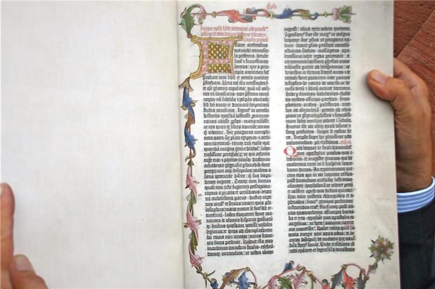Faksimile-Ausgabe der Gutenberg-Bibel Die Reproduktion der Gutenberg-Bibel von 1454. Der Band ist ein Beitrag zum Gutenberg-Jahr. Foto: Peter Zschunke