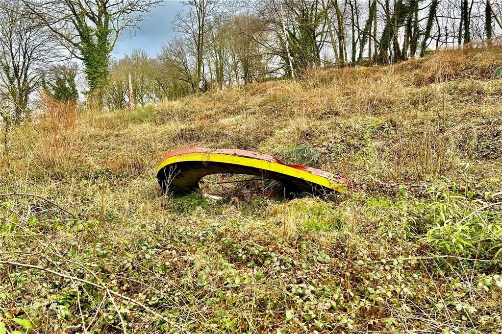 Bergmann-Brauerei abgelehnt, jetzt verkommt ein Grundstück in Syburg Ein Teil einer Minigolfbahn in Dortmund ragt aus dem Gestrüpp.