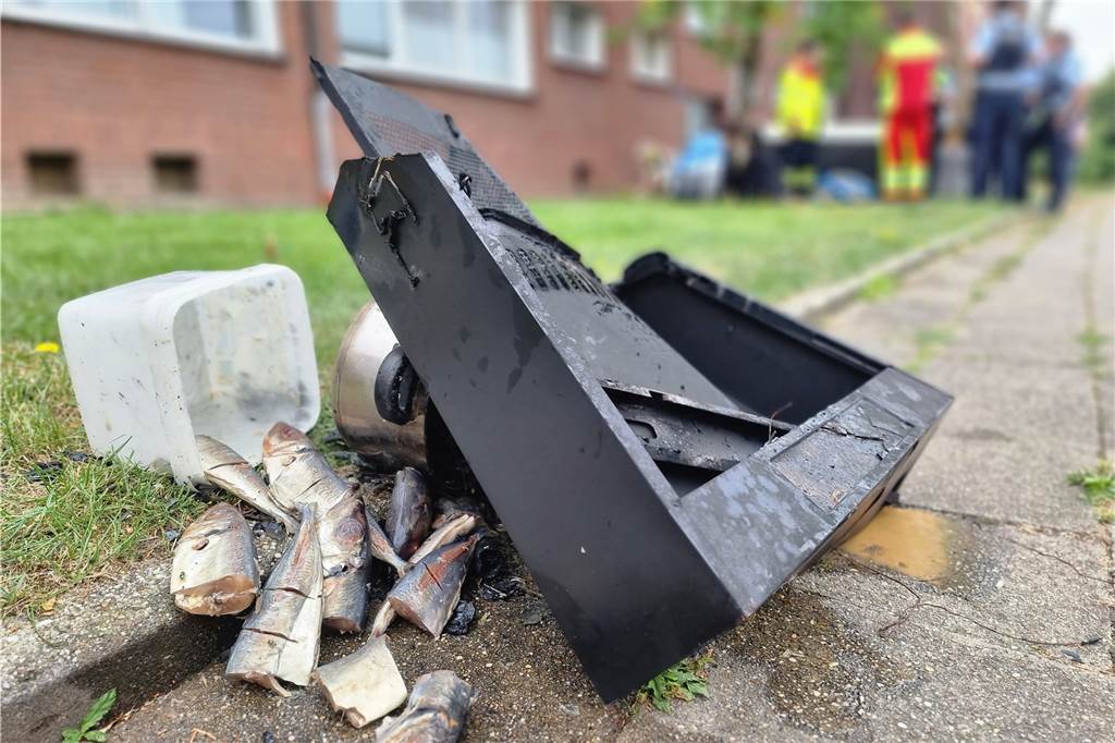 Brand im Mehrfamilienhaus Stockumer Straße: Dunst-Abzugshaube in Flammen Eine Dunstabzugshaube liegt auf dem Boden.