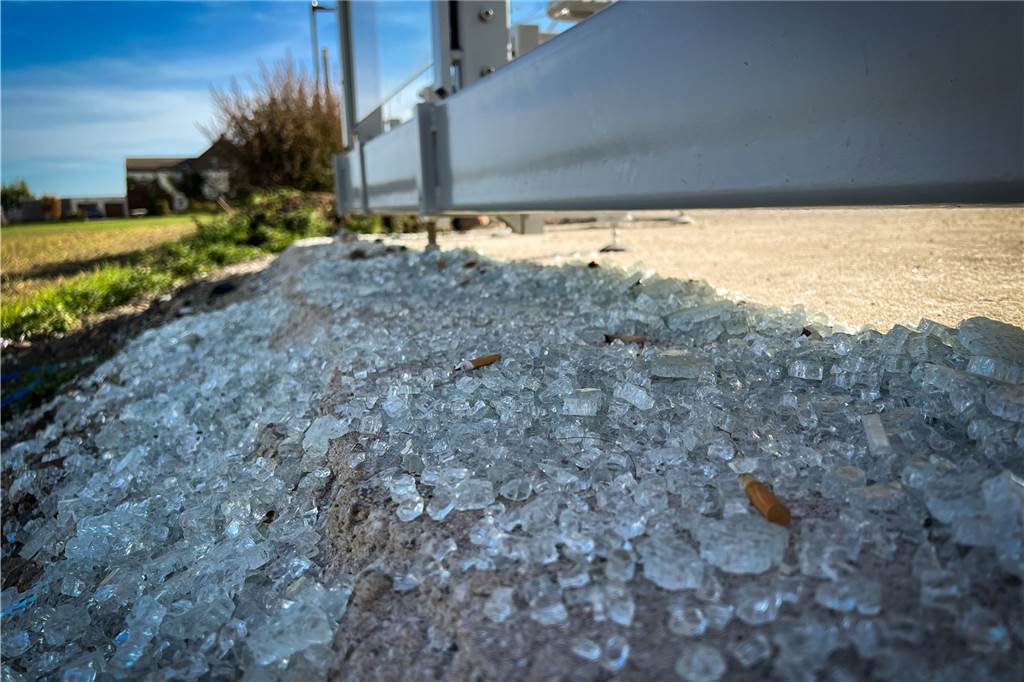 Haltestelle in Brackel demoliert: Ist Kameraüberwachung eine Lösung? Reste einer zerbrochenen Glasscheibe