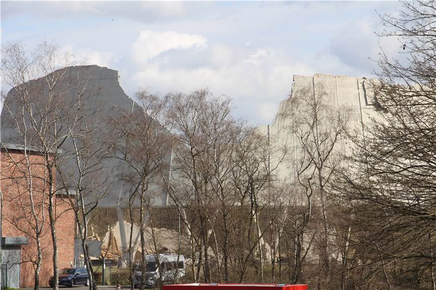 Steag-Sprengung: Video vom Einstürzen des Kühlturms Die Reste des Kühlturms