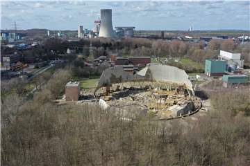 Die Reste des Steag-Kühlturms nach der Sprengung am Sonntag. Im Hintergrund ist das noch aktive Kohlekraftwerk von Trianel zu sehen.