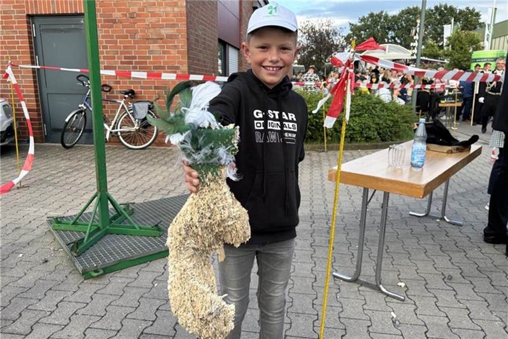Vogel war hartnäckig: Ludger Deelmann ist erster Gemeinde-Kaiser Die Reste des Vogels waren bei den kleinen Oedingern begehrt.