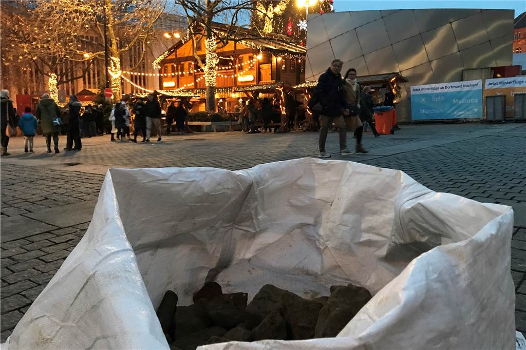 Stadtmauer-Steine: Erst Riesen-Andrang, dann wenig Interesse Die restlichen Steine am frühen Abend.