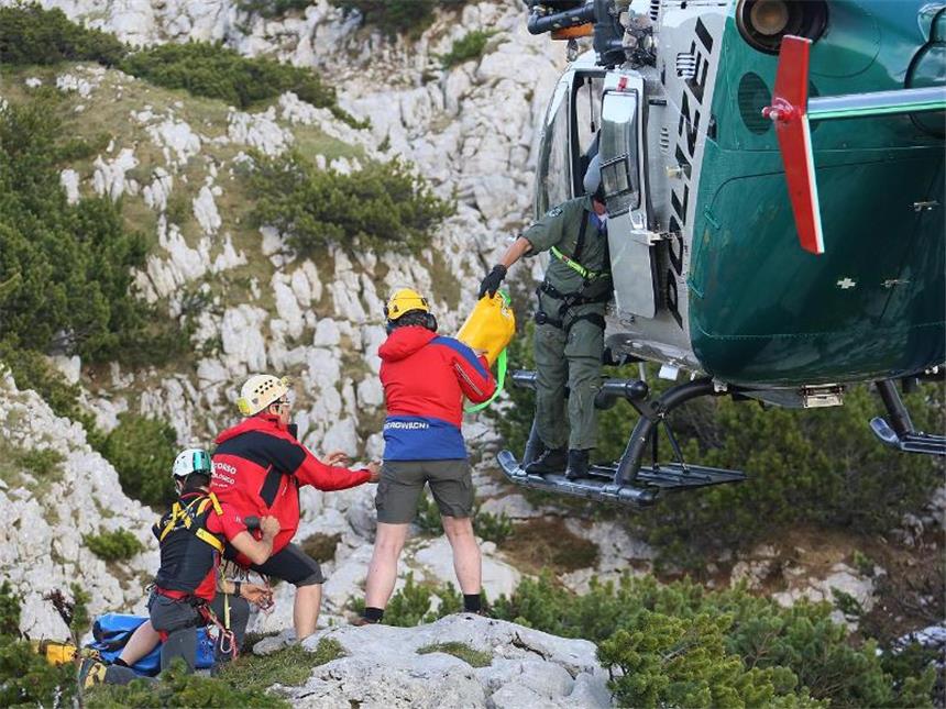 Transport von verletztem Höhlenforscher hat begonnen Die Retter brauchen eine Menge Material, um den Weg aus der Höhle zu sichern. Momentan sind aber keine Flüge möglich. Foto: BRK BGL/Archiv