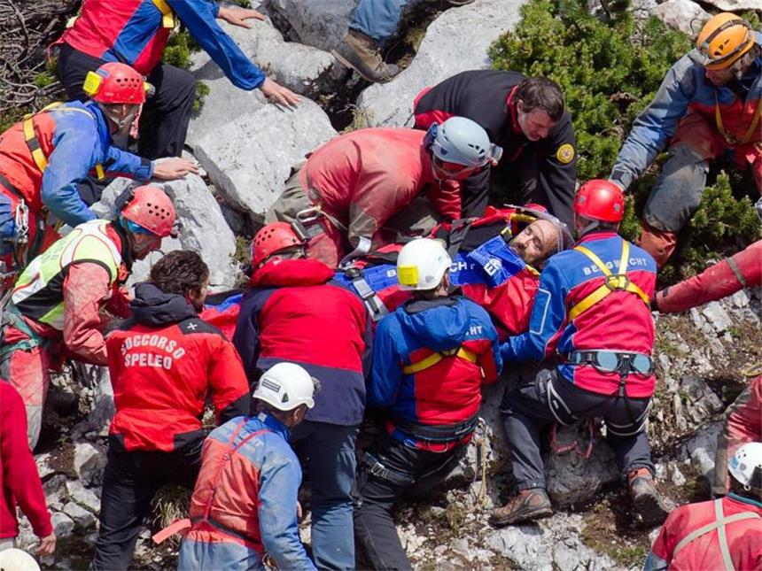 Nach Höhlenrettung: Mediziner suchen Erklärung Die Rettung des schwer verletzten Höhlenforschers Johann Westhauser aus 1000 Metern Tiefe im Sommer gilt als kleines Wunder (Archiv). Foto: Nicolas Armer