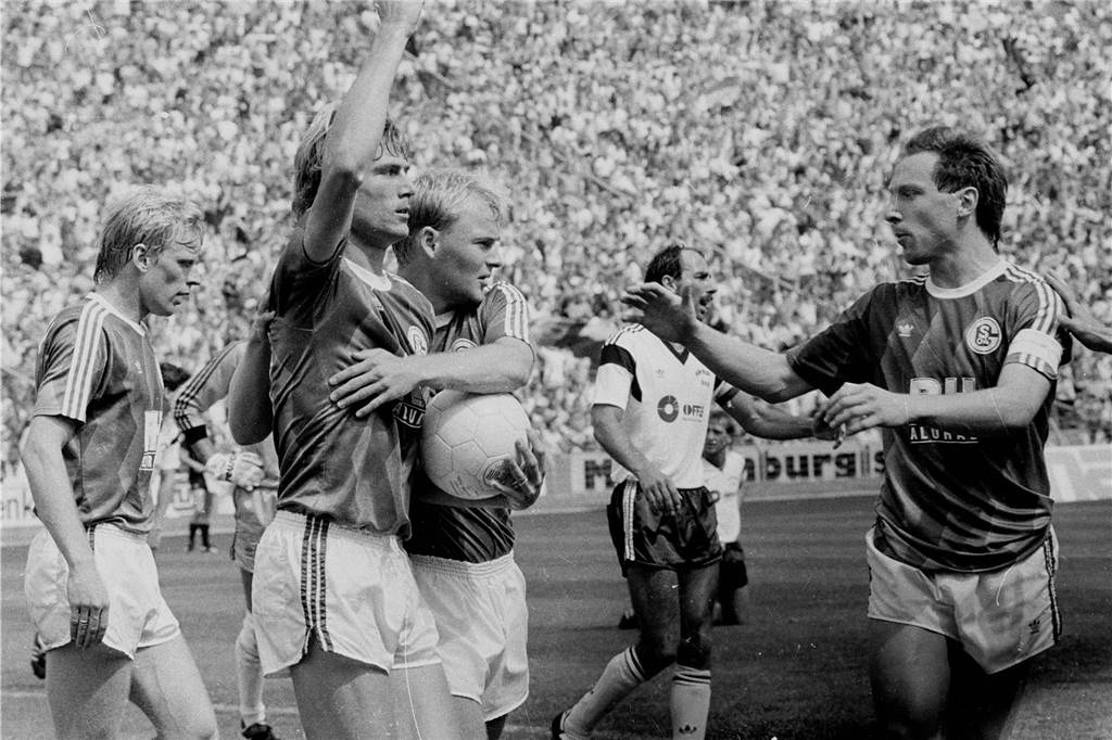Als Schalke dem Abgrund noch näher war Juni 1989, Schalke gewinnt gegen BW Berlin mit 4:1 und schafft damit den Klassenerhalt in der Zweiten LIga.