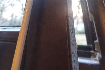 Die Rettungsaktion erfolgte durch diesen Spalt des geöffneten Fensters im Hausflur.