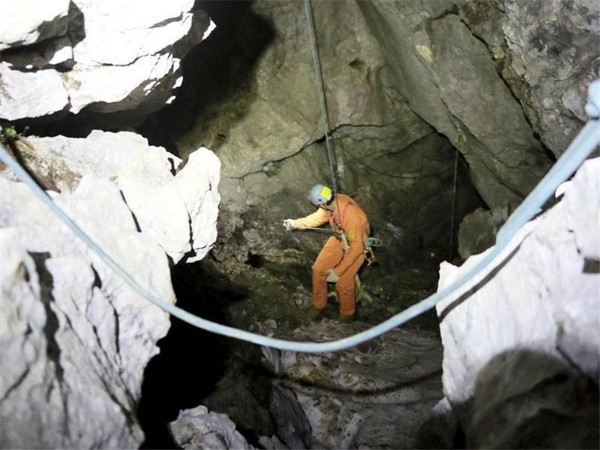 Unglück bei Berchtesgaden: Arzt erreicht Höhlenforscher Die Rettungsaktion in der Riesending-Schachthöhle ist ins Stocken geraten. Foto: BRK BGL