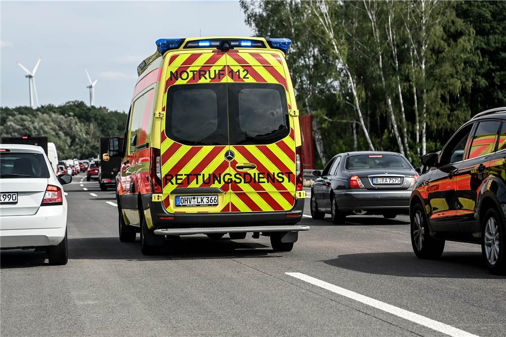 Bußgeldkatalog für Autofahrer: In diesen 10 Fällen zahlt man am meisten Ein Rettungswagen fährt durch eine Rettungsgasse auf der Autobahn