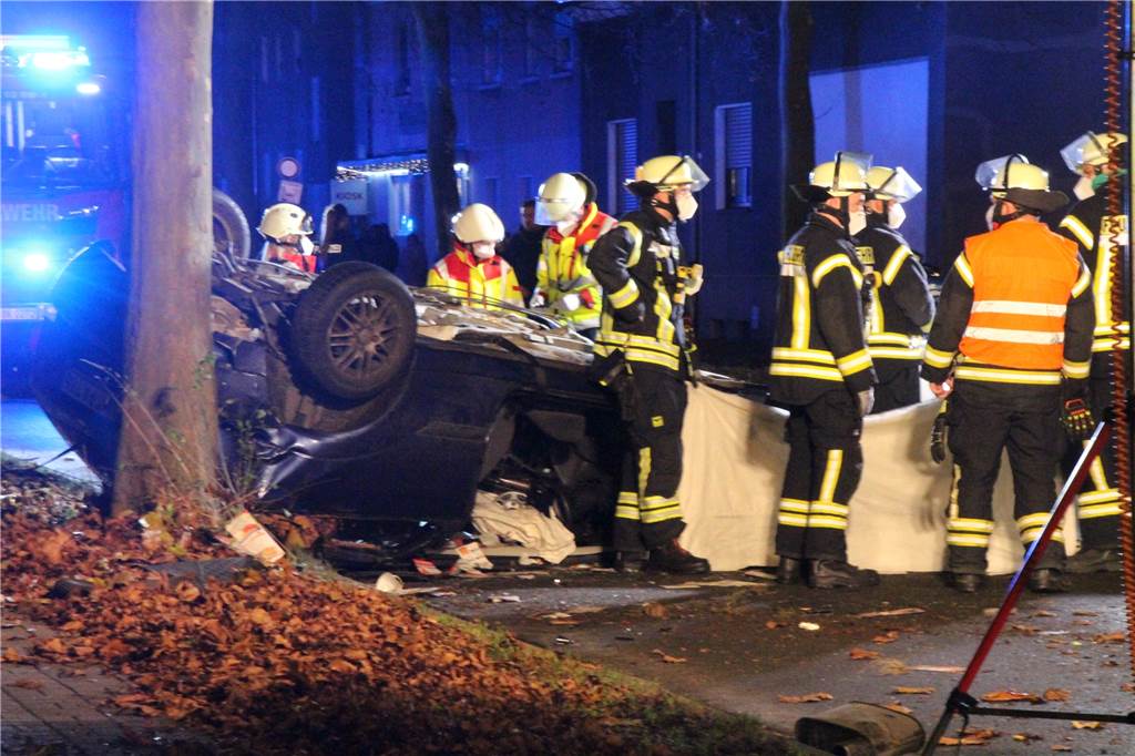 Tödlicher Verkehrsunfall auf der Fritz-Husemann-Straße in Bergkamen Die Rettungskräfte bemühten sich vergeblich um das Leben des Beifahrers.