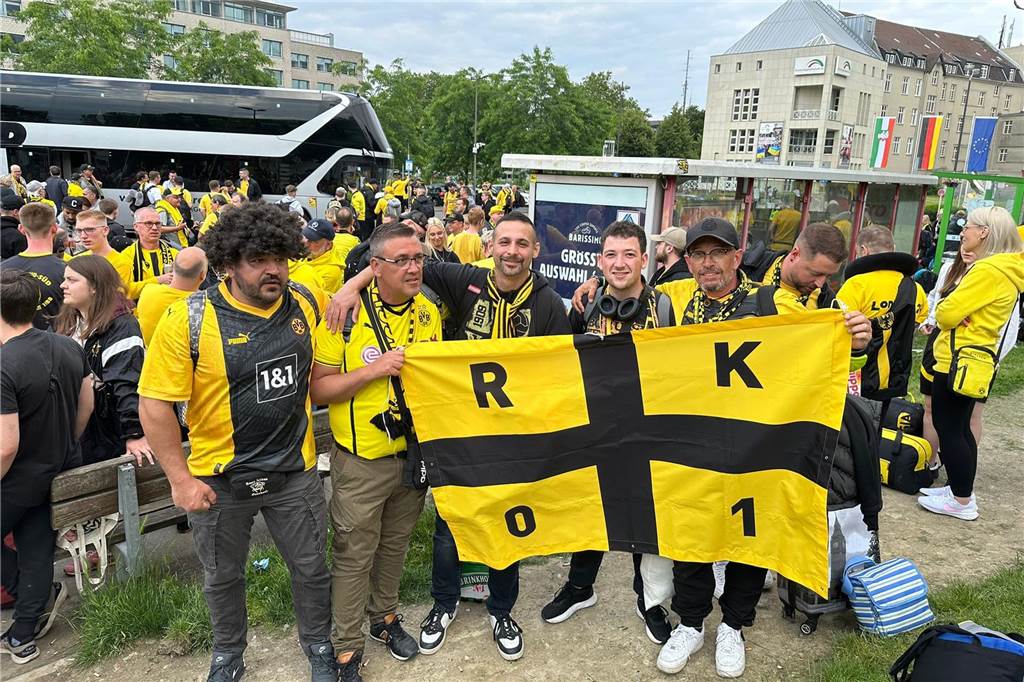 BVB-Fans aus dem Ostvest melden sich aus London BVB-Fans in Dortmund halten eine Borussia-Flagge in den Händen.