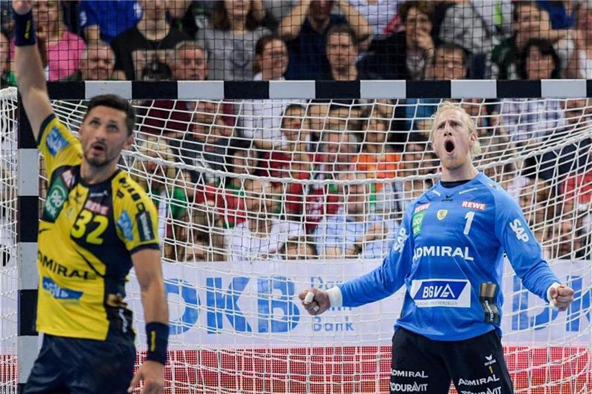 Rhein-Neckar Löwen nach 31:24 über Magdeburg im Pokal-Finale Die Rhein-Neckar Löwen Alexander Petterson (l) und Mikael Appelgren feiern einen gehaltenen Ball. Foto: Axel Heimken