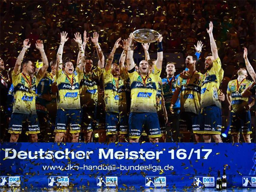 Bergischer HC steigt ab - Kiel sichert sich CL-Platz Die Rhein-Neckar Löwen erhielten nach dem letzten Spiel die Meisterschale. Foto: Uwe Anspach