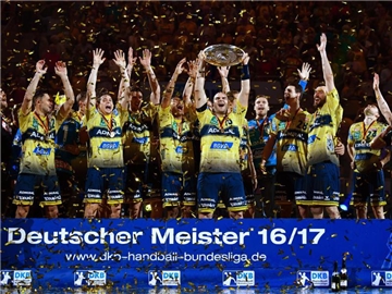 Die Rhein-Neckar Löwen erhielten nach dem letzten Spiel die Meisterschale. Foto: Uwe Anspach