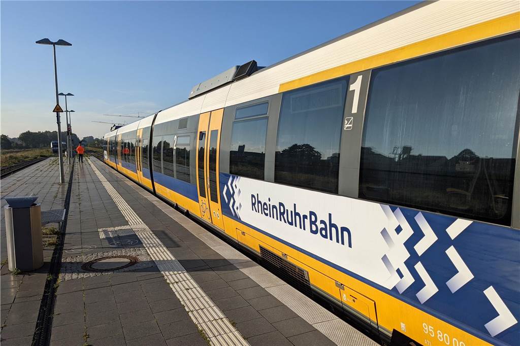 Trotz Rentenalters arbeitet Detlef Dörnhöfer (68) als Schaffner Die Rhein-Ruhr-Bahn fährt durch Dorsten.
