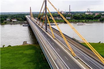 Die Rheinbrücke der Autobahn 40 bei Duisburg-Neuenkamp. Foto: Christoph Reichwein/Archiv