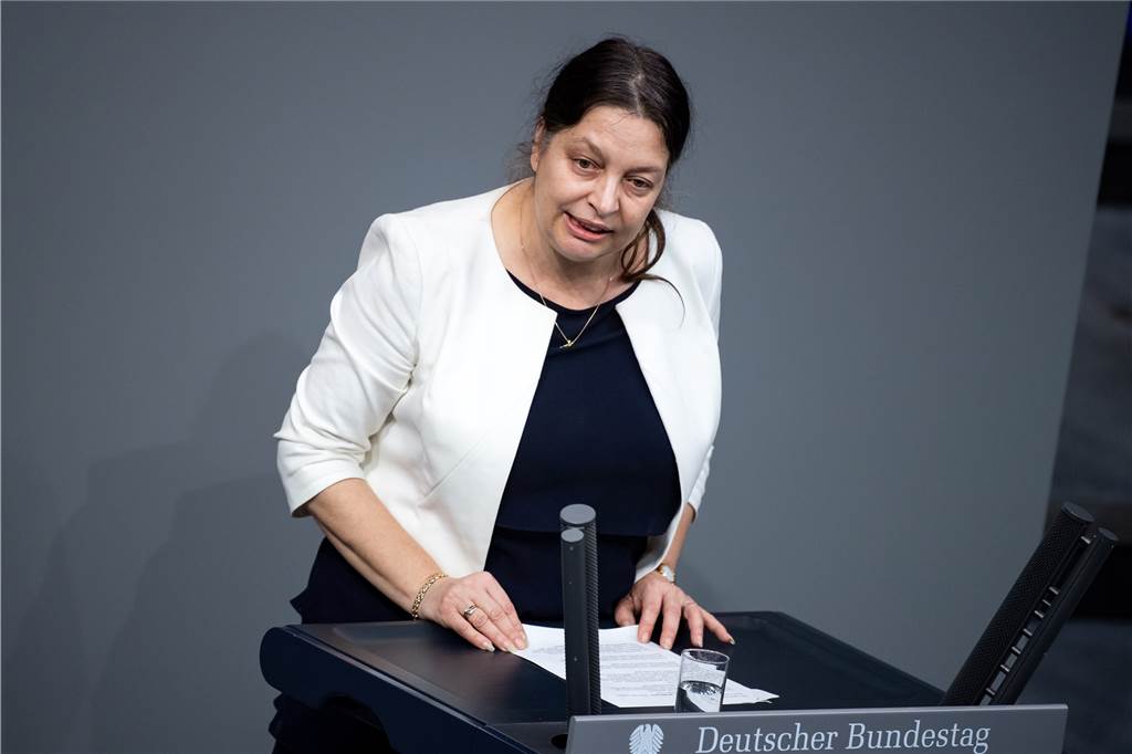 Bundesweite Razzia in Reichsbürgerszene: Acht Haftbefehle Die Ex-AfD-Bundestagsabgeordnete Birgit Malsack-Winkemann am Rednerpult im Bundestag.