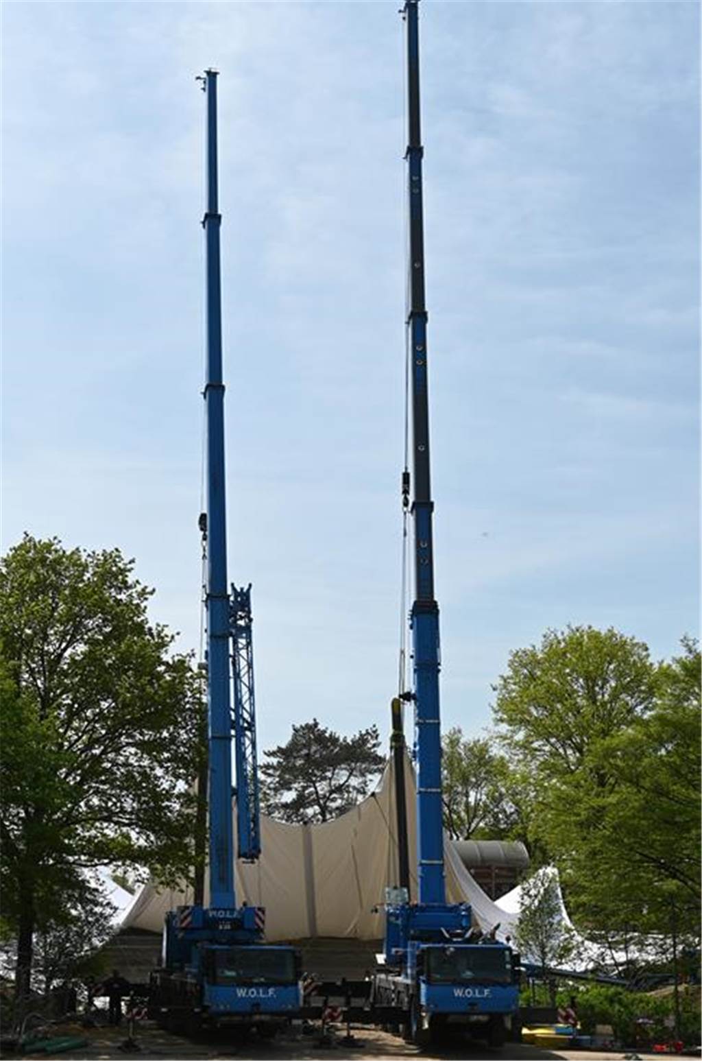Bürgerpark in Dorsten: Sonnensegel wird zum echten Hingucker Die riesigen Kräne waren am Donnerstag (4.) Mai noch von Weitem zu sehen.