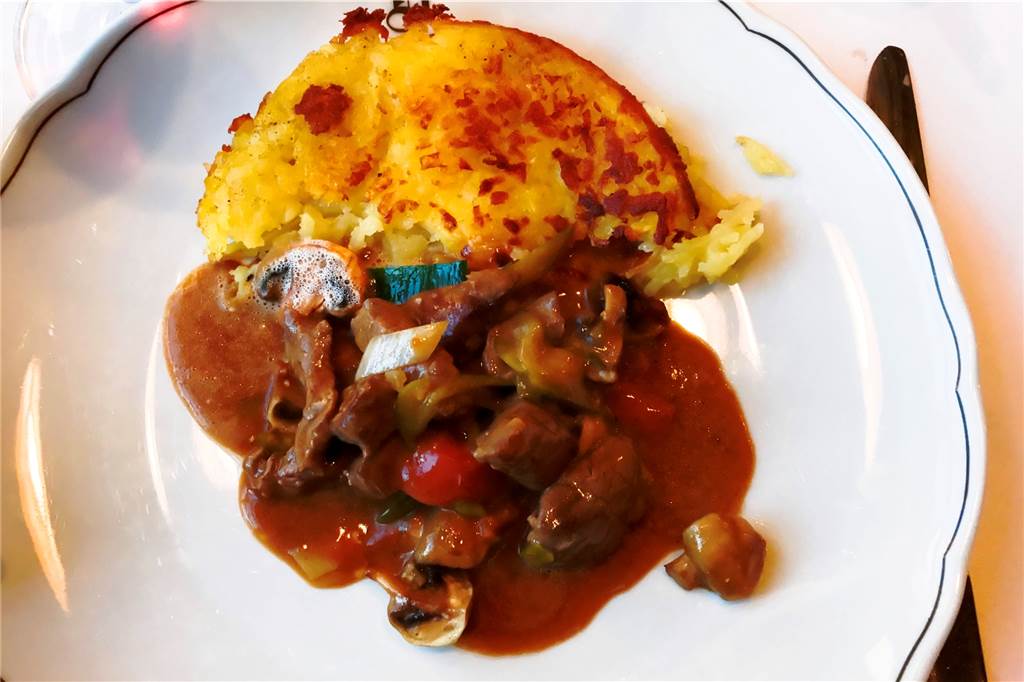 Im Heidehof gibt es Spitzenküche mit französischer Note Die Rinderfiletspitzen Stroganoff mit Berner Rösti.