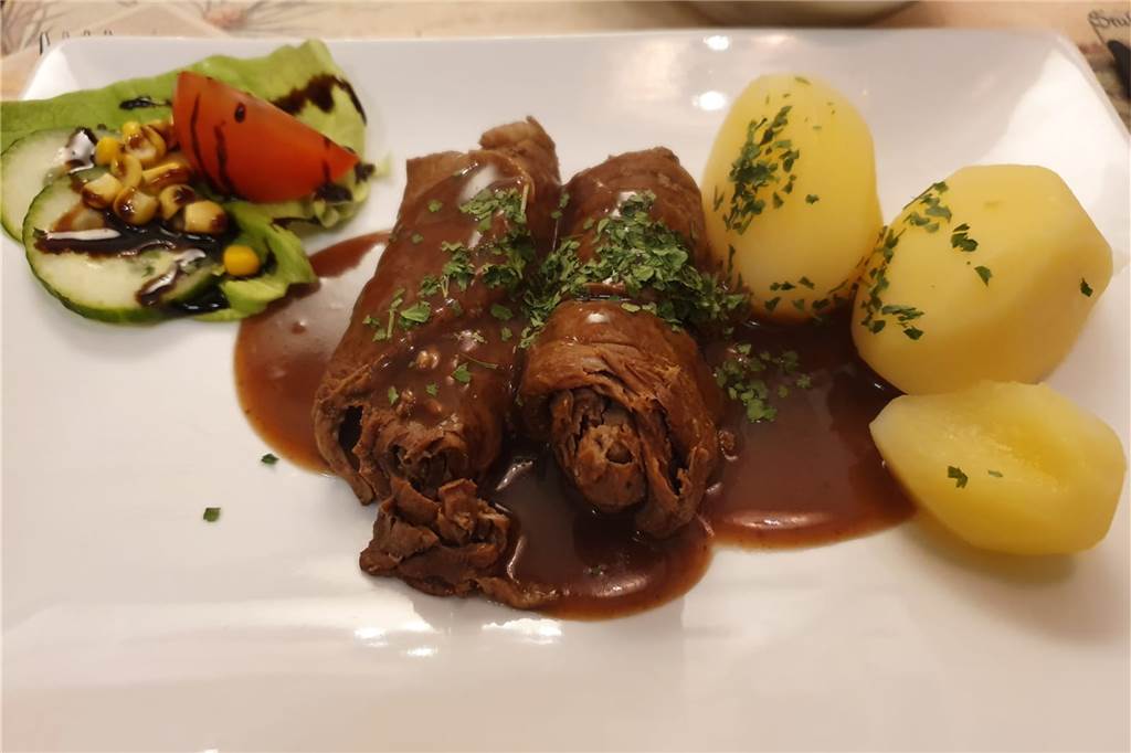 Der „Eichenhof“ in Stadtlohn ist nicht nur bei Festlichkeiten eine gute Adresse Die Rinderrouladen wurden mit Salat und Salzkartoffeln gereicht.