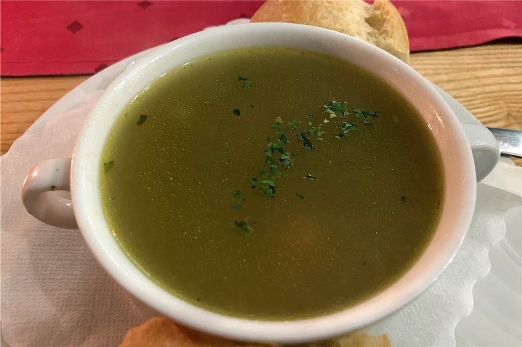 In der Burgschänke gibt es gut gemachte Balkan-Spezialitäten zum frisch gezapften Kölsch Die Rindfleischsuppe