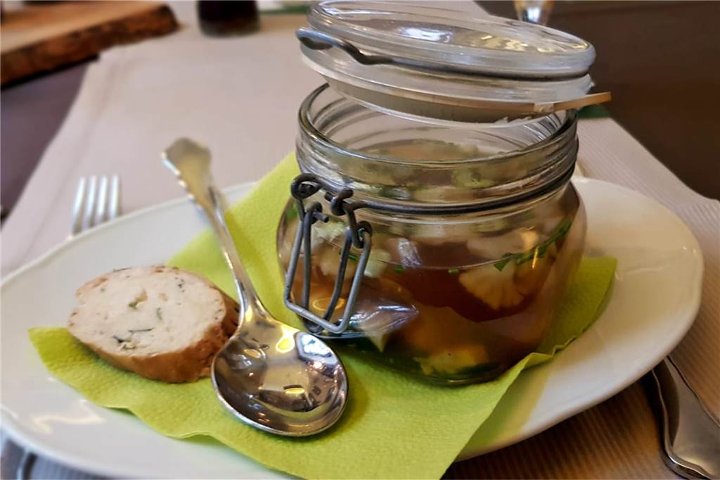 Im Vredener Gasthaus Terrahe gibt es bestes Fleisch vom eigenen Metzger Die Rindfleischsuppe hat zwar reichlich Einlage, allerdings fast nur Eierstich.
