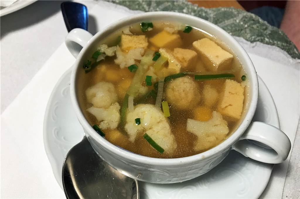 Perfekt für Familien: Gut-bürgerliche Küche und magenfüllende Portionen im Landgut Ritter Die Rindfleischsuppe mit reichlich Einlage