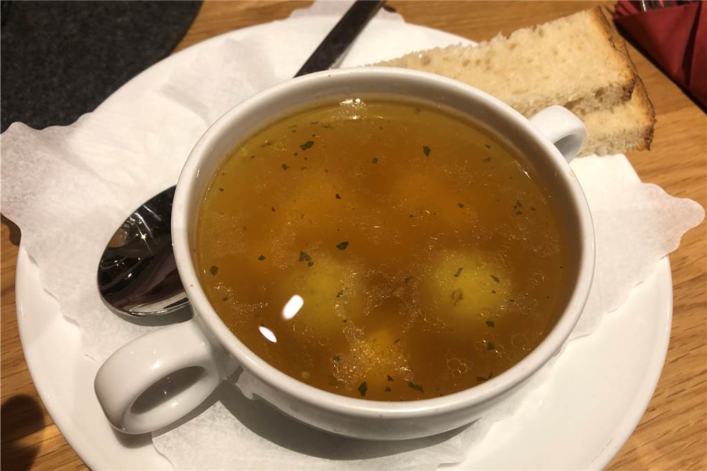 Restaurant „Zur Brücke“: Münsterländische Küche im gemütlichen Ambiente Die Rindfleischsuppe vorab hat gemundet.