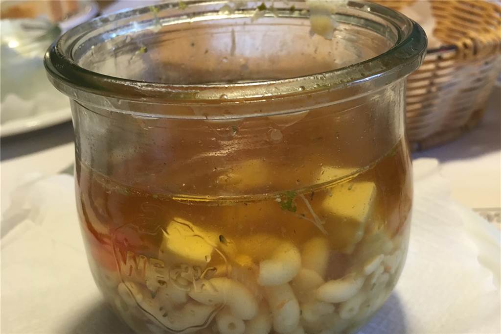 Das Restaurant Kloppendiek in Zwillbrock ist einen (Fahrrad-)Ausflug wert Die Rindfleischsuppe wird im Weckglas serviert, was optisch nicht gänzlich überzeugt.
