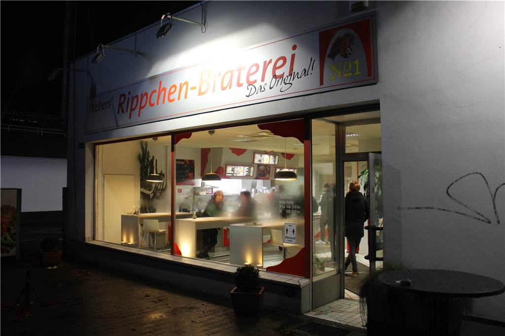 Tränen, Umarmungen und Blumen: Der letzte Tag in der Rippchen-Braterei Die Rippchen-Braterei, seit 25 Jahre Ziel hungriger Menschen, ist jetzt geschlossen