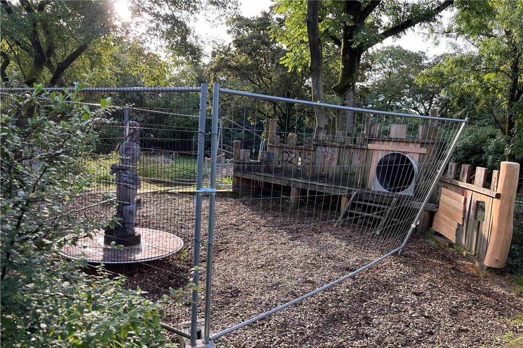 Ritterspielplatz ist seit Monaten teilweise gesperrt Die "Ritterburg", ein Hügel mit Rutsche, der das zentrale Element des Ritterspielplatzes in der Altstadt ist, ist seit dem Frühjahr gesperrt.
