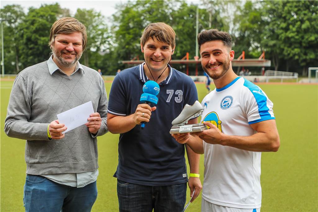 Unfassbar: Eichlinghofen schafft mit Keeper der 2. Mannschaft die Pokal-Sensation gegen Lünen Die RN-Redakteure Thomas Schulzke und Daniel Otto übergeben die Torjägerkrone an Arif Et vom FC Brünninghausen.